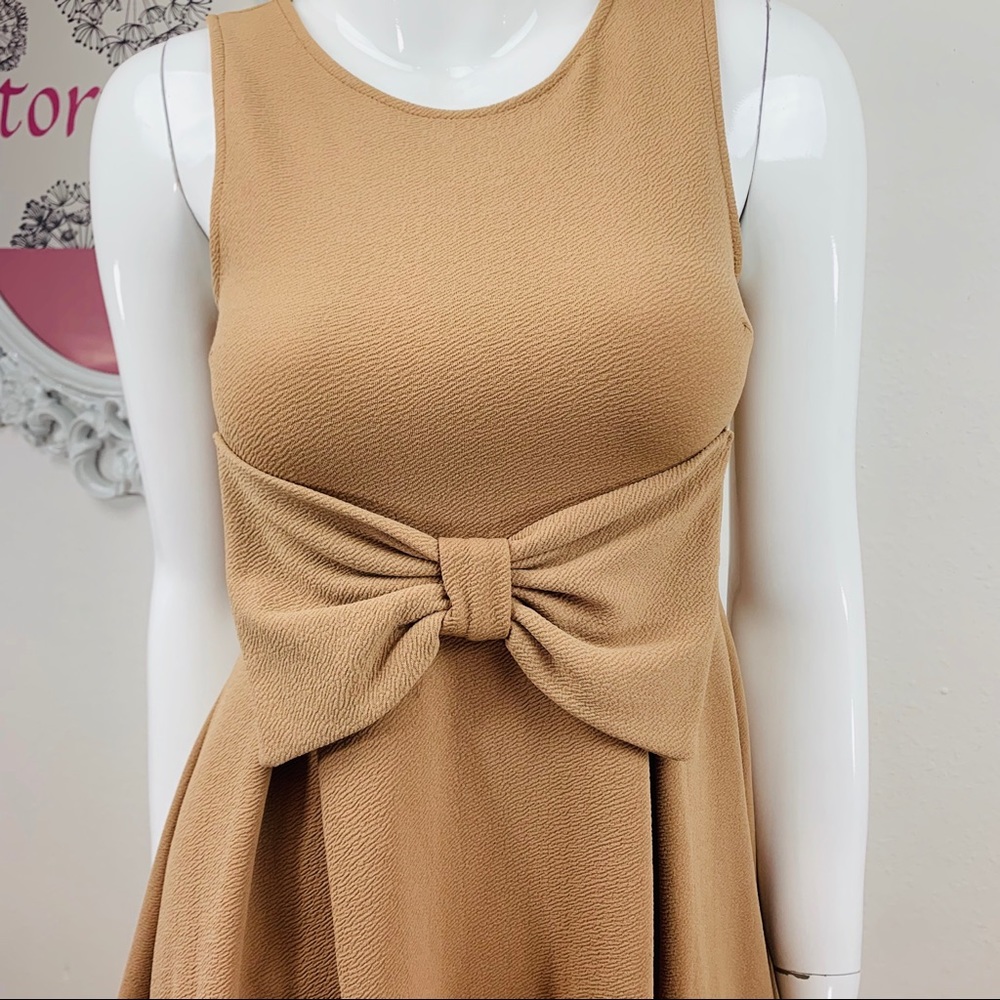 Millibon / Tan Sleeveless Textured Bow Front - Picture 2 of 7